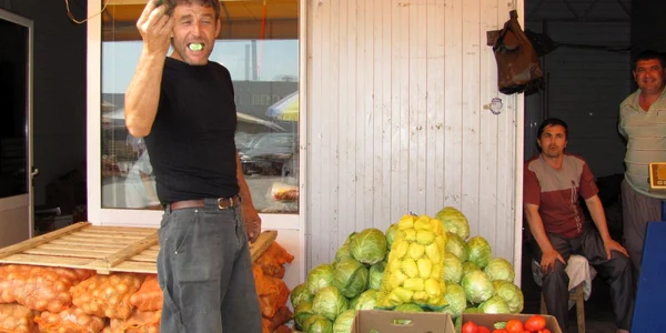 Comercianţii încearcă să convingă clienţii să cumpere castraveţi româneşti care nu au bacteria E.coli
