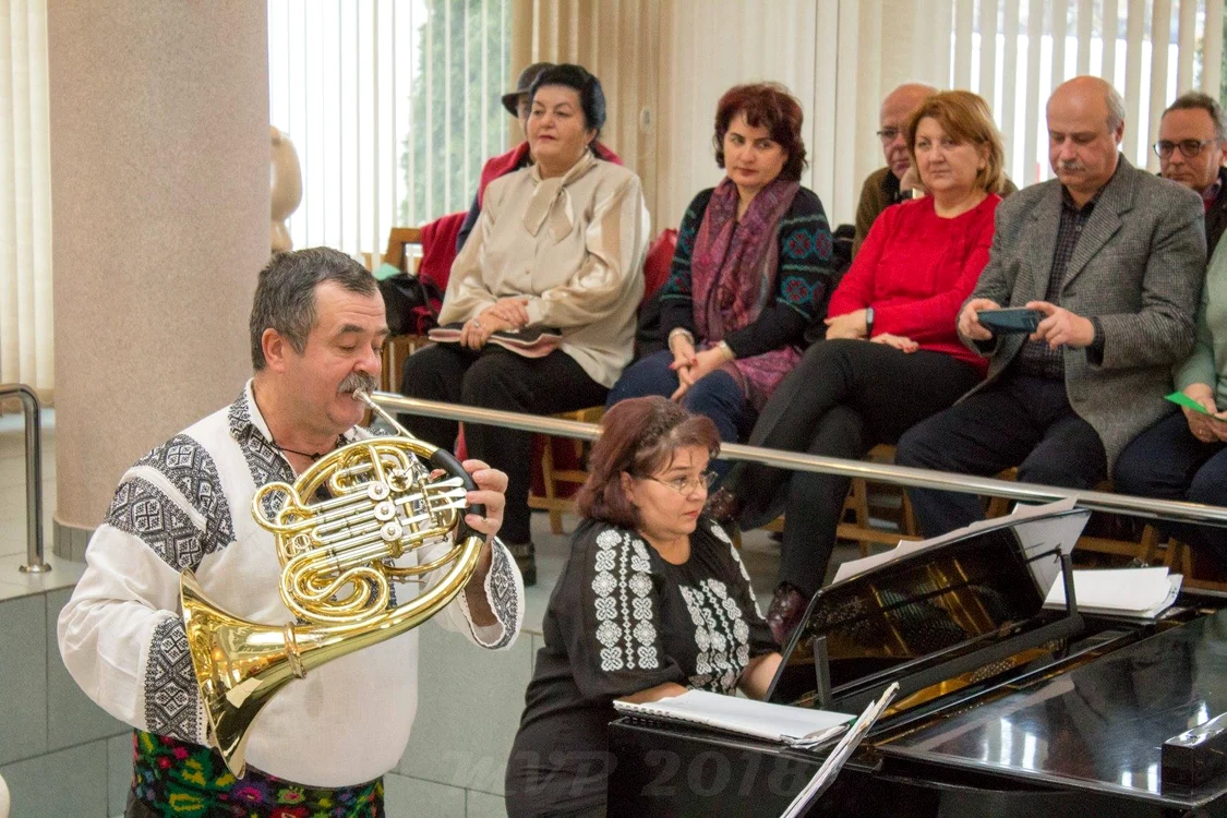 Petrea Gâscă cântă la corn de 50 de ani FOTO arhiva personală