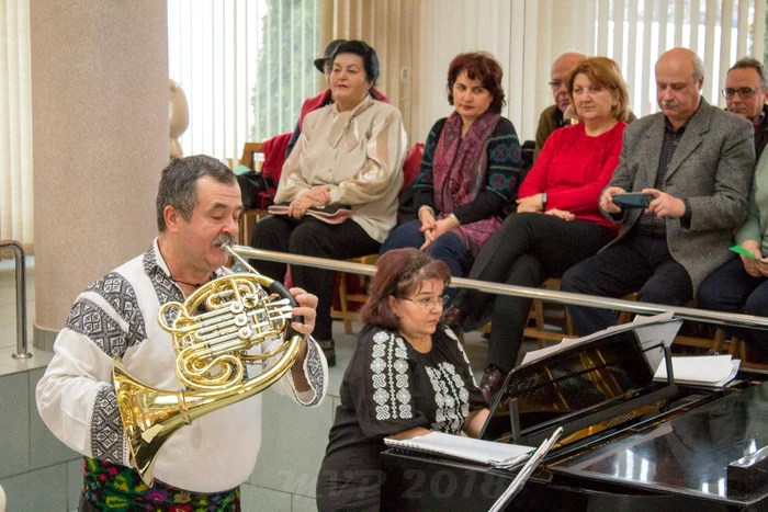 Petrea Gâscă cântă la corn de 50 de ani FOTO arhiva personală