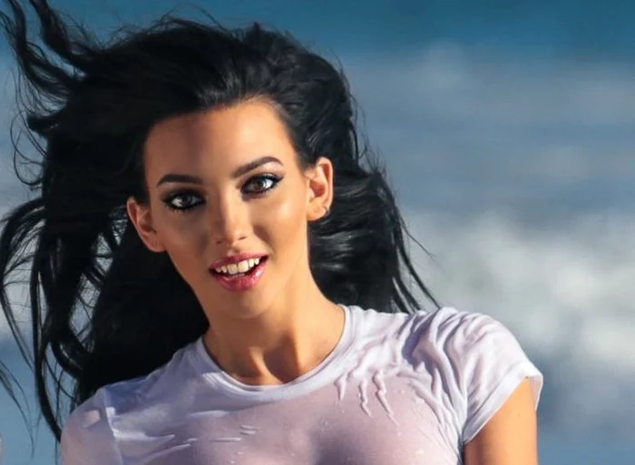 
    Amanda Geores, sexy într-un tricou udfoto: Hepta  