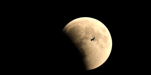 Un avion se vede trecând prinn dreptul lunii pline în prima faza a eclipsei în Van Turcia FOTO Mediafax / Hepta / Anadolu Agency / Ali Ihsan Ozturk