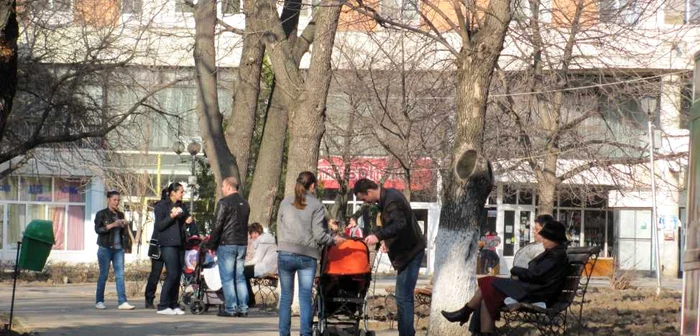 Părinţii şi-au scos prichindeii în parc foto: Claudiu Dumitrache