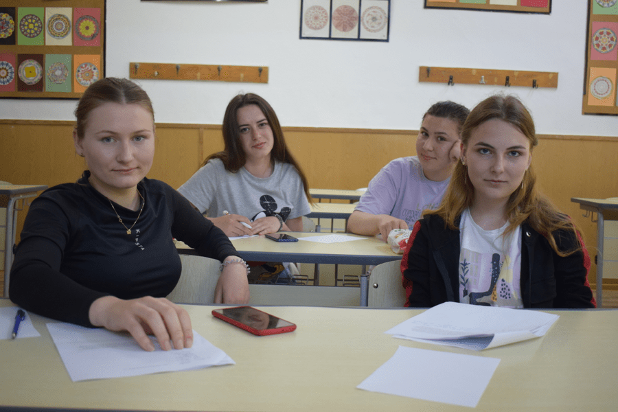 Jumătate dintre adolescenții români trăiesc în risc de sărăcie 