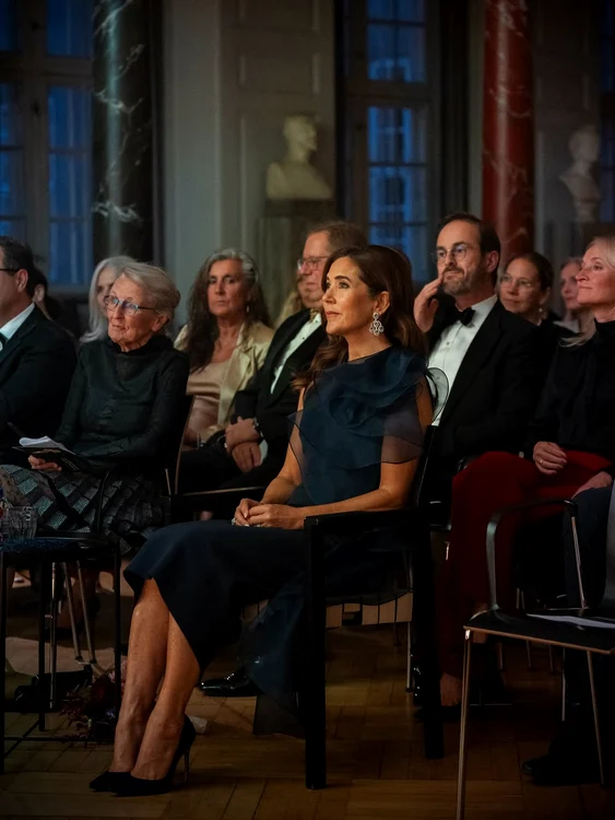 Regina Mary în rochie diafană, bleumarin, Foto Instagram (3) jpg