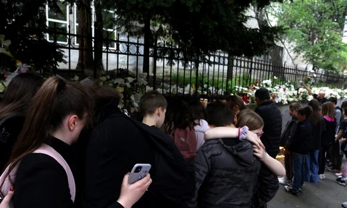 Sârbii aduc un ultima omagiu victimelor masacrului din Belgrad 4 mai 2023 foto EPA EFE jpg