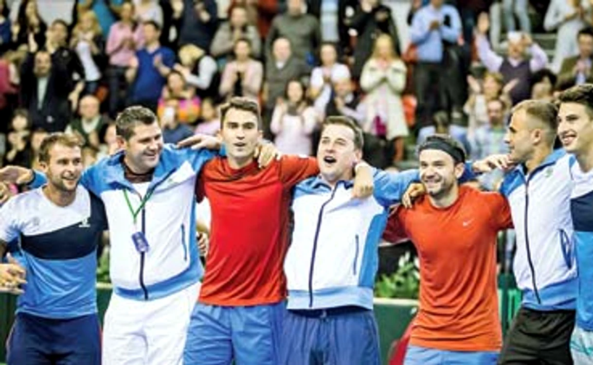 
    Românii au început deja  fiesta, dar astăzi mai sunt  programate două meciuri  de simplu, de la ora 14.00Foto: Mediafax  