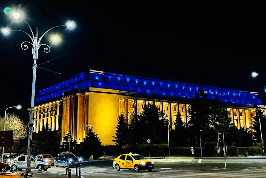 Palatul Victoria, iluminat vineri seară în culorile drapelului Ucrainei