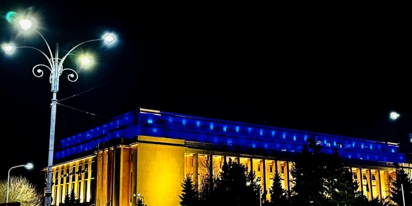 Palatul Victoria, luminat vineri seară în culorile drapelului ucrainean  Foto Facebook Guvernul României jpg