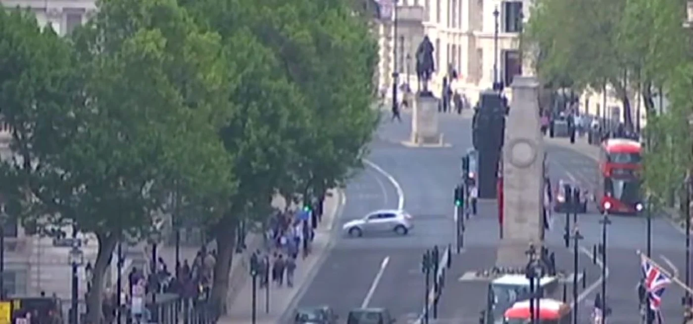 Maşina a lovit porţile Downing Street. Foto Captură video Twitter 