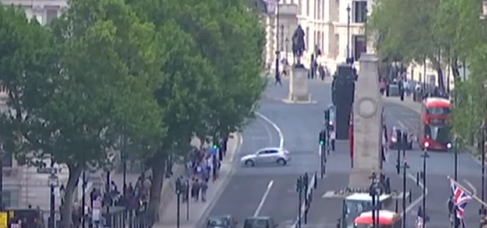 Maşina a lovit porţile Downing Street. Foto Captură video Twitter 