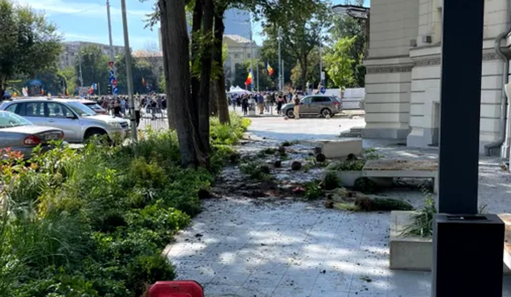 Pagube serioase în urma protestului din Piața Victoriei: străzi pline de bolovani, copaci rupți, garduri distruse