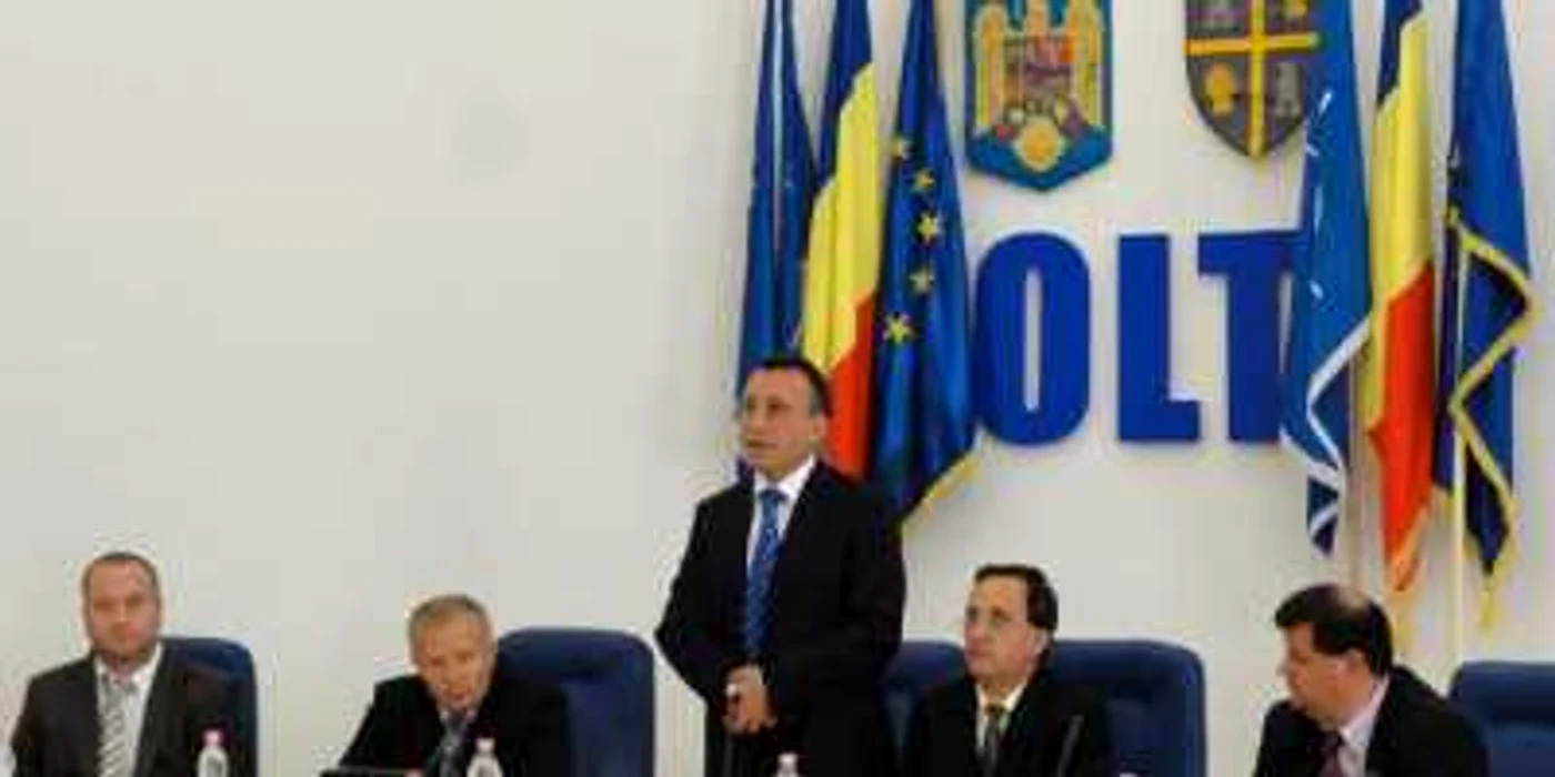 Preşedintele Consiliului Judeţean Olt, Paul Stănescu (în picioare) nu a avut, practic, contracandidaţi la alegerile din 10 iunie