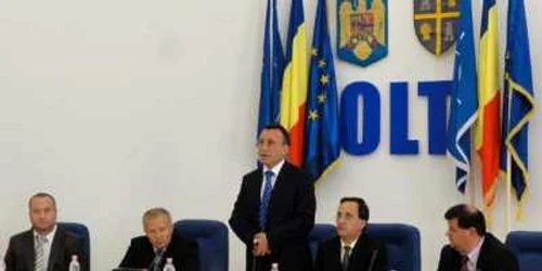 Preşedintele Consiliului Judeţean Olt, Paul Stănescu (în picioare) nu a avut, practic, contracandidaţi la alegerile din 10 iunie