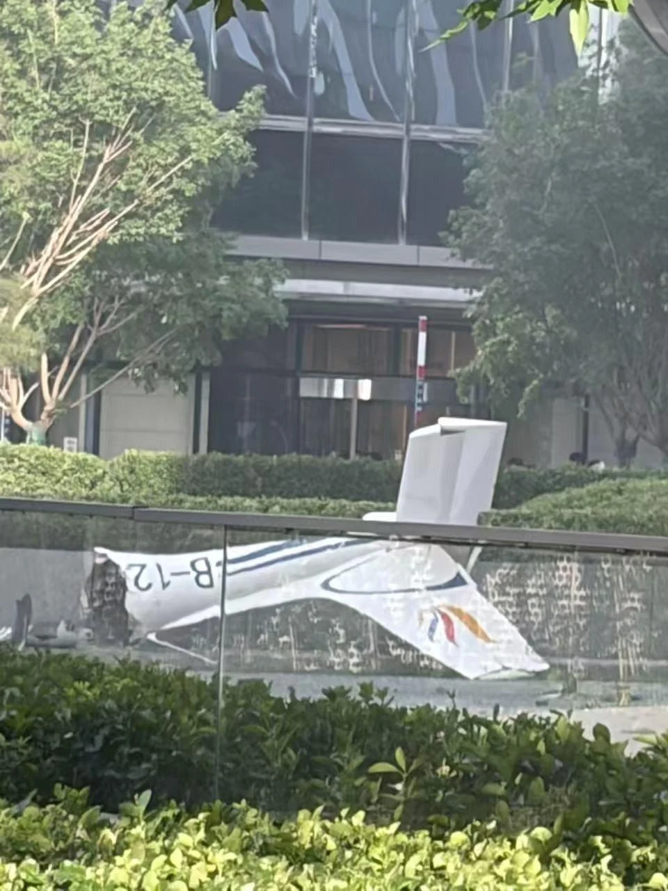 Momentul în care un avion de mici dimensiuni s-a izbit de cea mai înaltă clădire din Beijing