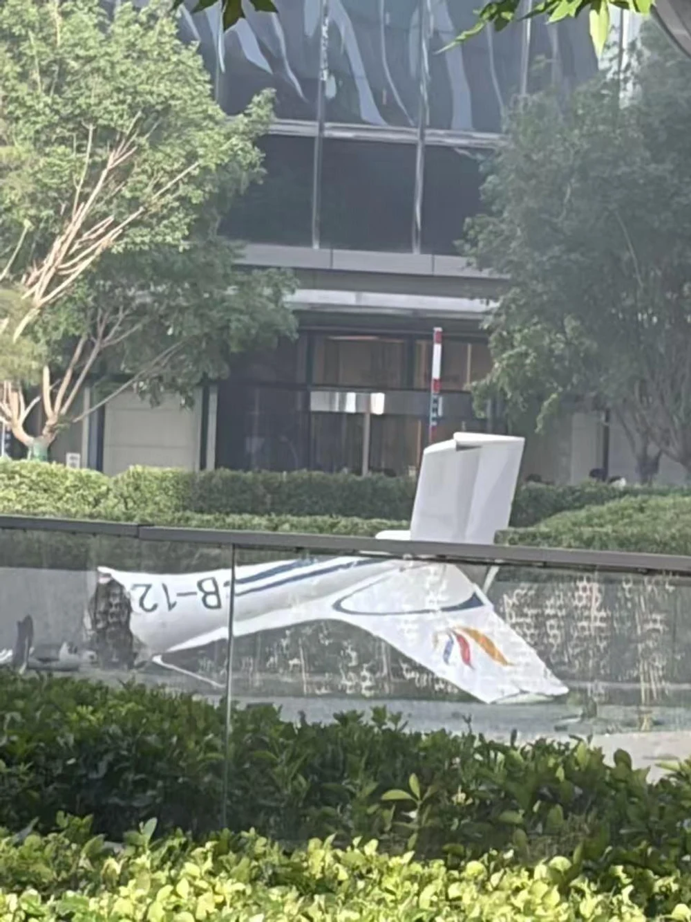 Momentul în care un avion de mici dimensiuni s-a izbit de cea mai înaltă clădire din Beijing