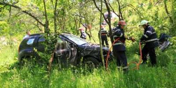 Maşina s-a răsturnat în vale. FOTO: Daniel Guţă. ADEVĂRUL