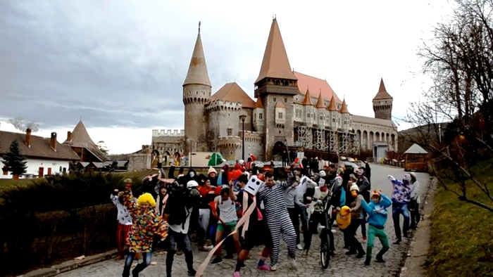 Castelul Corvinilor a fost animat de fanii Harlem Shake. Captura: Youtube.