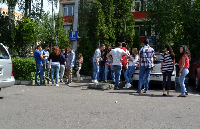 Elevii au ieşit fericiţi de la examen deşi au recunoscut că la Matematică nu s-au prea descurcat. FOTOAdevărul.