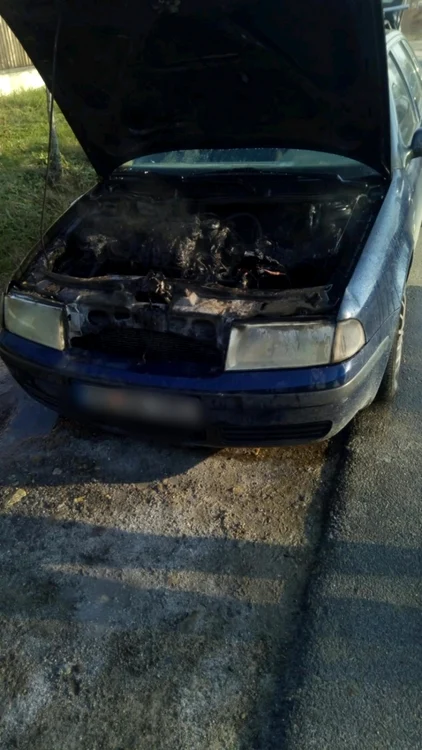 Şofer salvat de trecători şi localnici dintr-o maşină în flăcări în Suteşti - Vâlcea Foto Adevărul