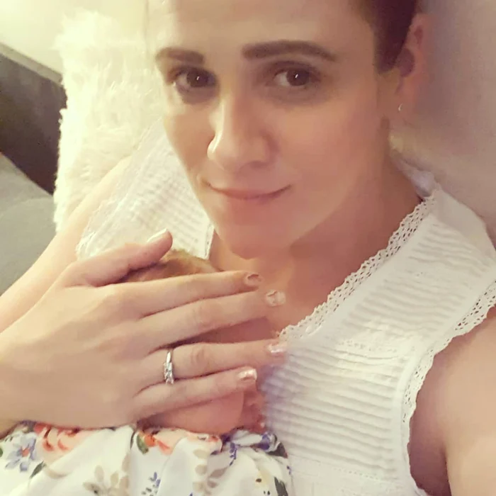 Teo, soţia lui Don Baxter, şi fetiţa lor Luna