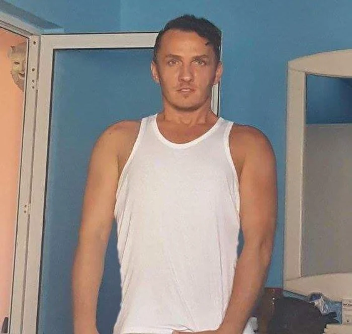 
    Mihai Trăistariu s-a pozat, din nou, ținându-se de „bărbăție”foto: Arhiva Personală  