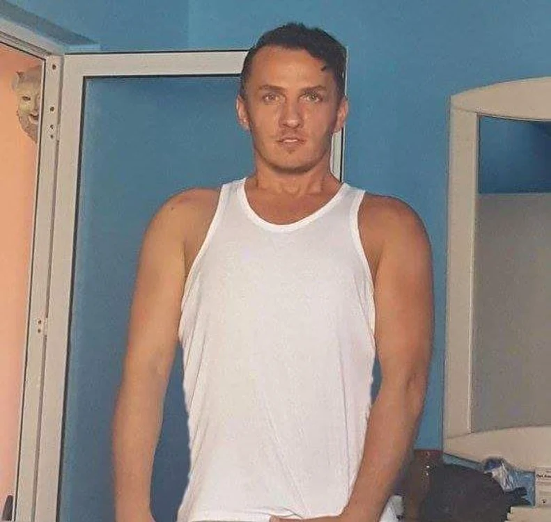 
    Mihai Trăistariu s-a pozat, din nou, ținându-se de „bărbăție”foto: Arhiva Personală  