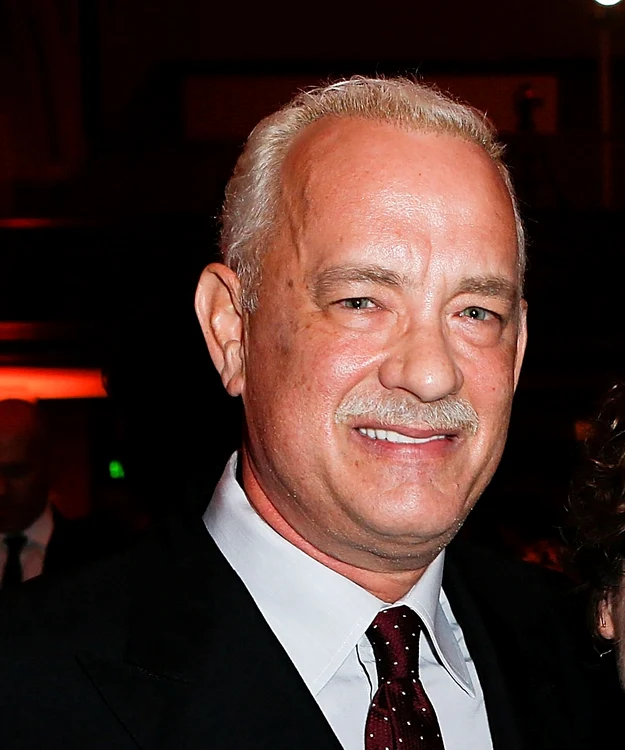 Părul lui Tom Hanks (59 de ani) este cărunt, la fel ca și mustața lui