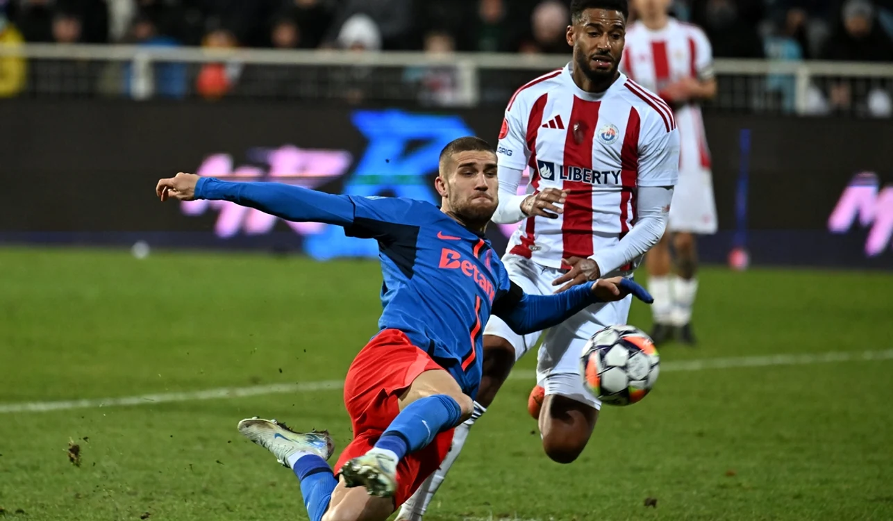 Daniel Bîrligea (stânga) a reușit o „dublă” pentru FCSB (FOTO: Sportpictures)
