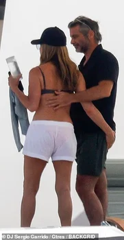 Jennifer Aniston și iubitul său, Jim Curtis gesturi tandre/ sursa GTRES