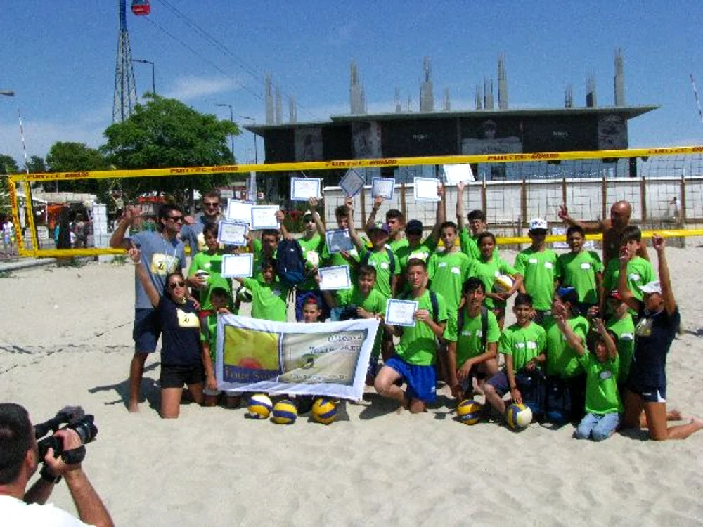 
    Copiii participanti la Olteanu Volley Camp, alaturi de Bogdan Olteanu si ceilalti antrenoriFOTO: Andrei Constantinescu  