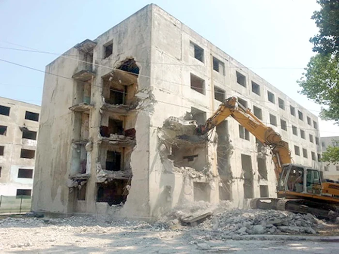 Muncitorii firmei nu au mai aşteptat să li se indice exact blocul care trebuie demolat şi s-au pus pe treabă