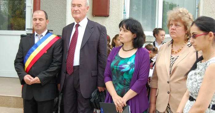 Academicianul Ionel Miron , alături de oficialităţile locale