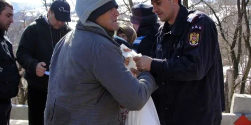 Forţele de ordine au împărţit alimente în nordul judeţului