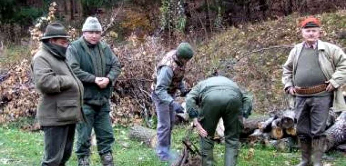 Vânătorii se vor întrece în preparate din carne de mistreţ. FOTO: Arhivă