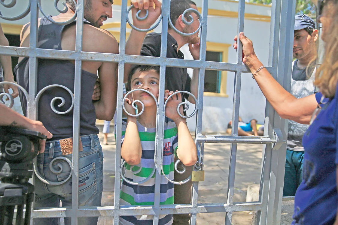 
    Europa se confruntă cu un val uriaş de imigranţi   5 milioane de sirieni şi-au părăsit ţara, din cauza războiului civil <<Merită să străbatem  Europa pe jos, decât să rămânem în Siria>>”  