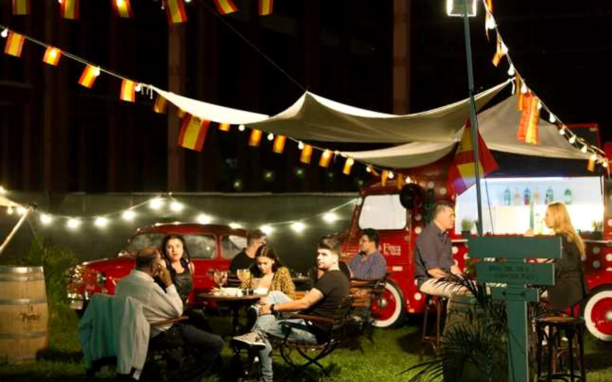Caravana Food Trucks pentru prima oară la mare Sursa Gourmet Entertainment