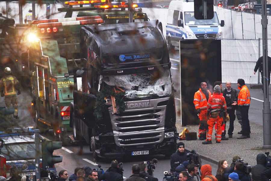 19 decembrie: Are loc atentatul din Berlin. Un camion a intrat în mulțimea adunată la Târgul de Crăciun, 12 persoane pierzându-și viața