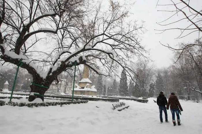 Doi îndrăgostiţi se plimbă pe lângă tetiul lui Eminescu din Copou