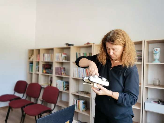 Rodica Drăguț i-a cooptat pe copiii din Vulpeni și într-un club de robotică FOTO: Alina Mitran
