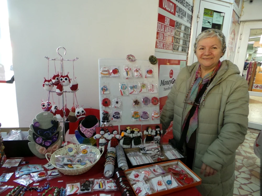 Didina Mihăilă lucrează mărţişoare  FOTO: Ştefan Borcea