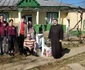 Zece liceeni ajută două familii necăjite din Nicoreşti FOTO Mihai Roşu