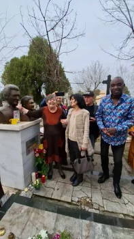 Anca Pandrea, petrecere cu tort și șampanie la mormântul lui Iurie Darie / foto: Viva.ro