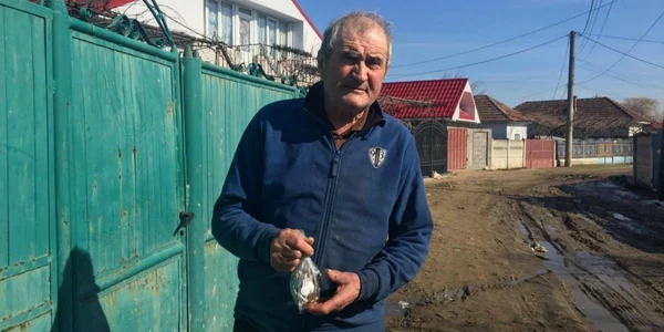 Pensionarul şi-a plătit amenzile cu monede de 1 şi 5 bani