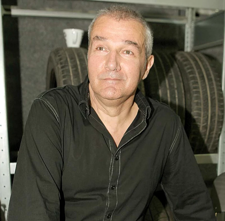 
    În pantaloni din piele, cu un pulover alb tricotat şi cizme din fâş, Liliana Ştefan nu a lăsat deloc să i se ghicească vârstafoto: Blitz  