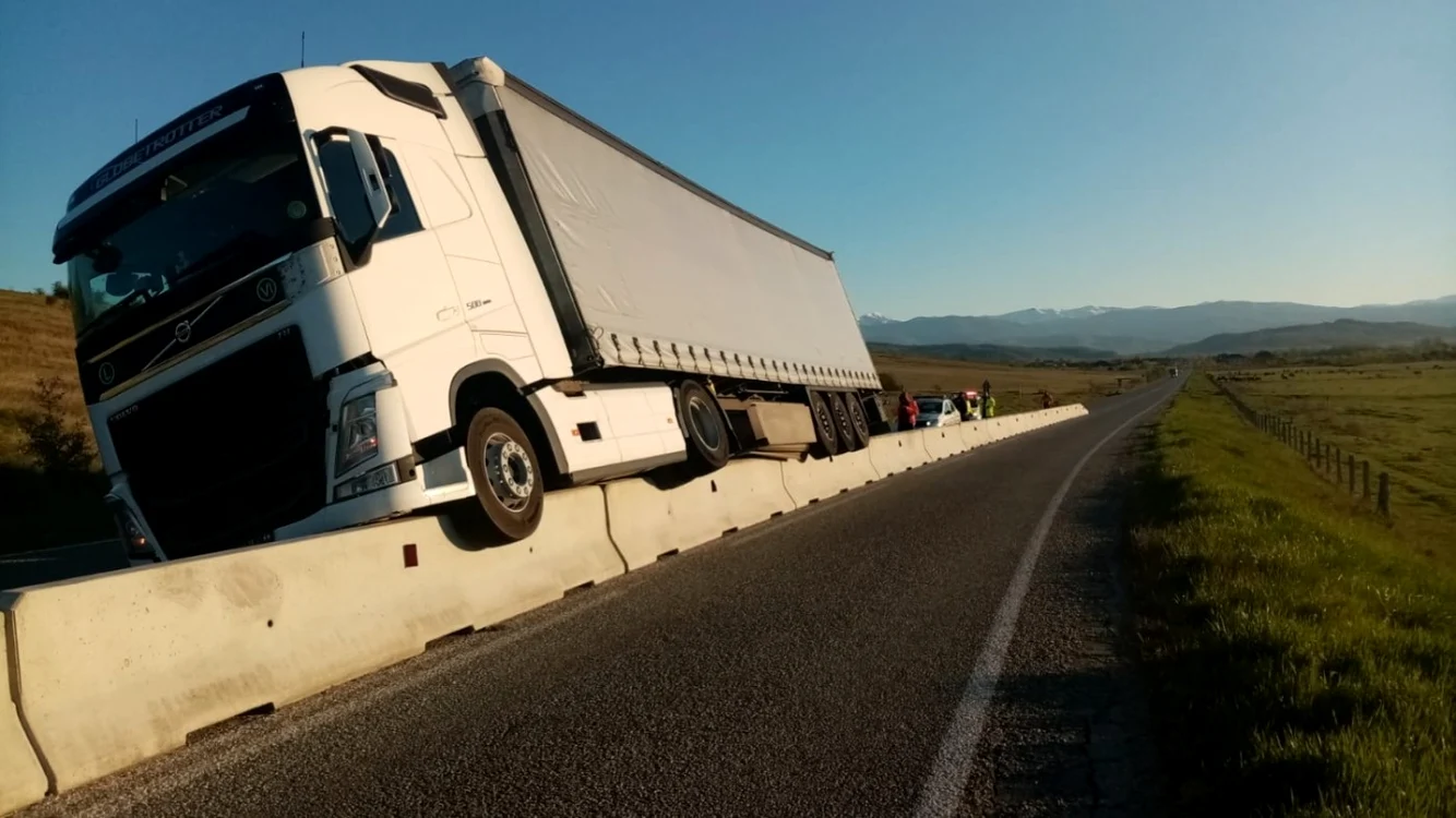 Autocamionul a ajuns pe parapet                                                                                      Foto: DRDP Craiova