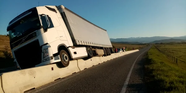 autocamion pe parapet foto