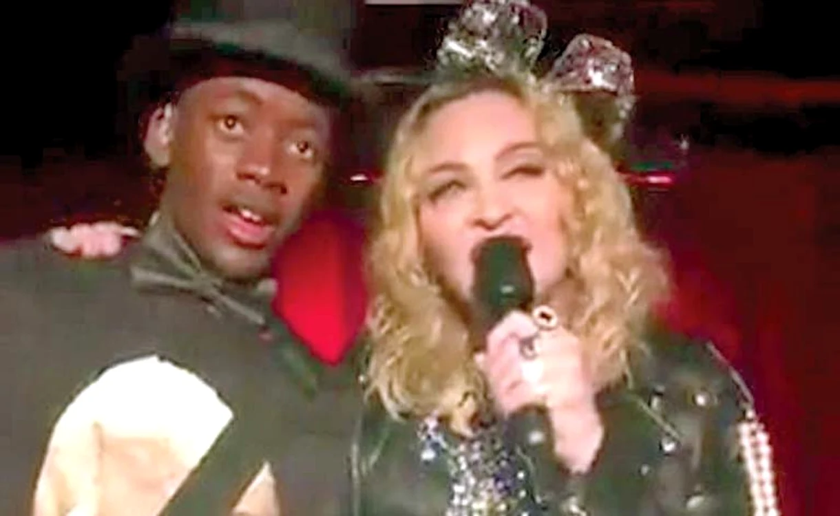 Madonna, 60 de ani, şi fiul ei,  David Banda, 13 ani,  au cântat într-un bar
