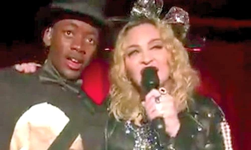 Madonna, 60 de ani, şi fiul ei,  David Banda, 13 ani,  au cântat într un bar jpeg
