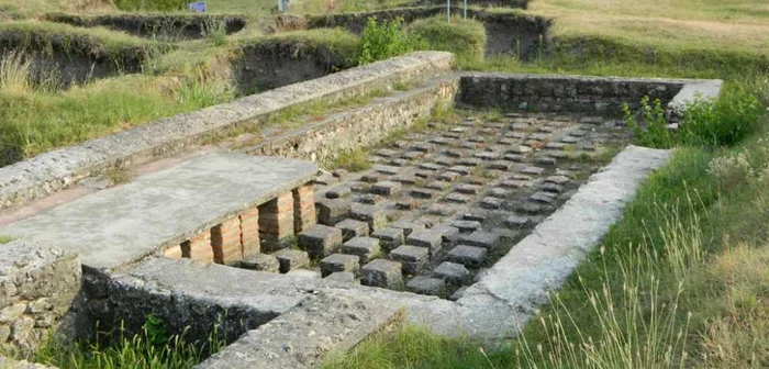 Camera termală sau "hypocaust"-ul, cameră ce aparţinea comandantului cetăţii... (FOTO: Mugurel Manea)