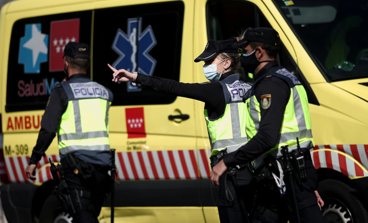Polițiști înarmați verifică intrările și ieșirile din Madrid
